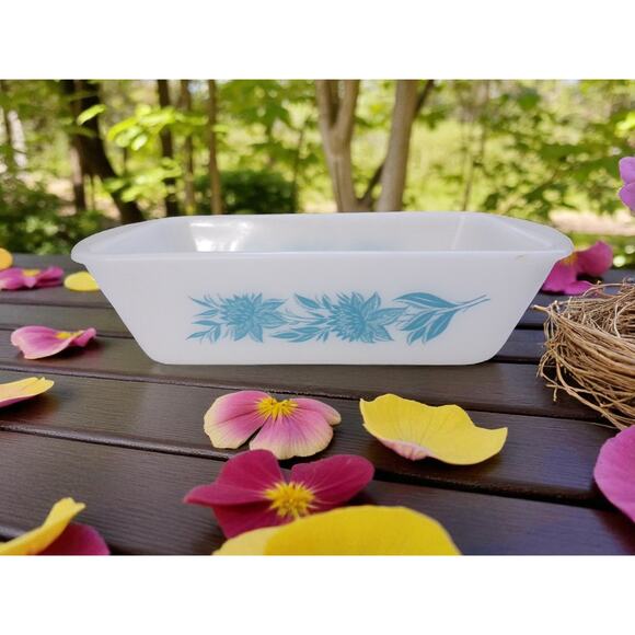 Vintage Glasbake Loaf Pan 9" x 5" x 2.75" Blue Dahlia Collectible Bakeware - Picture 2 of 3